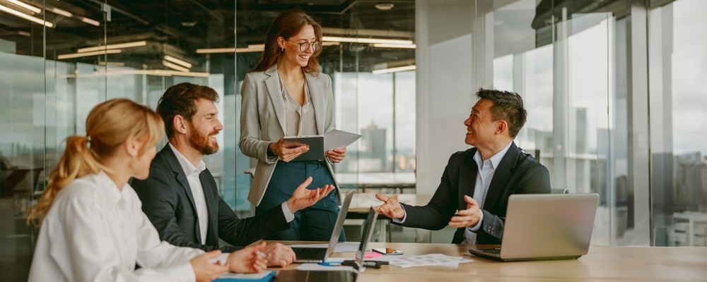 4 colleagues having a meeting in an office