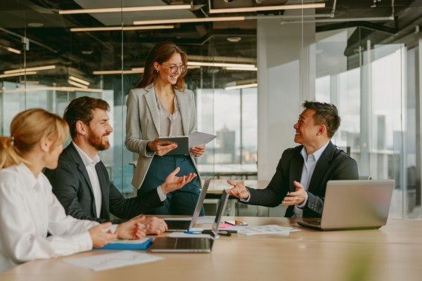4 colleagues having a meeting in an office